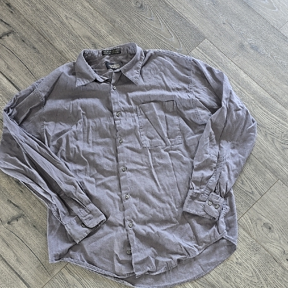 Men's Gray Button-Up Shirt